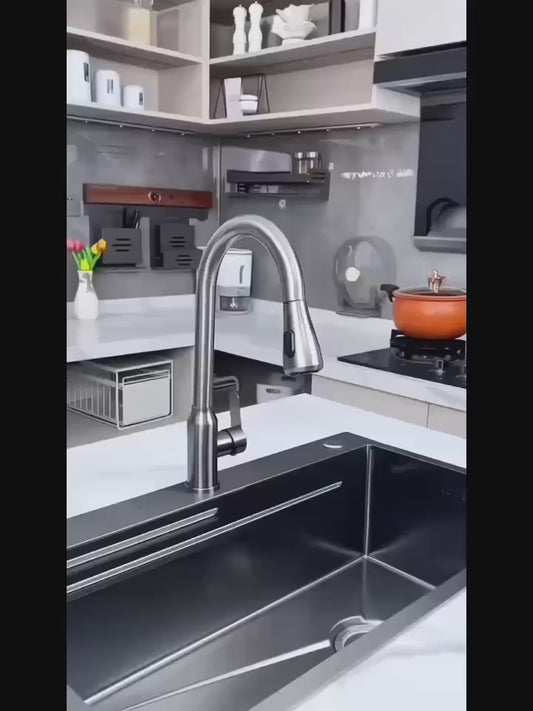 خلاط مطبخ فاخر عصري بتصميم قوس مرتفع وممسحة رش سحب لأسفل – الرفاهية والكفاءة في قطعة واحدة!